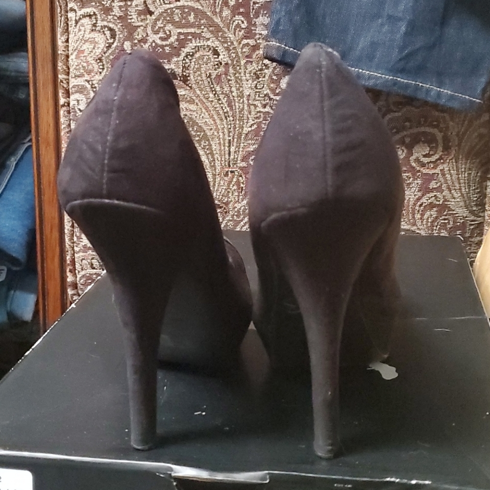 Guess Pumps - Picture 4 of 5